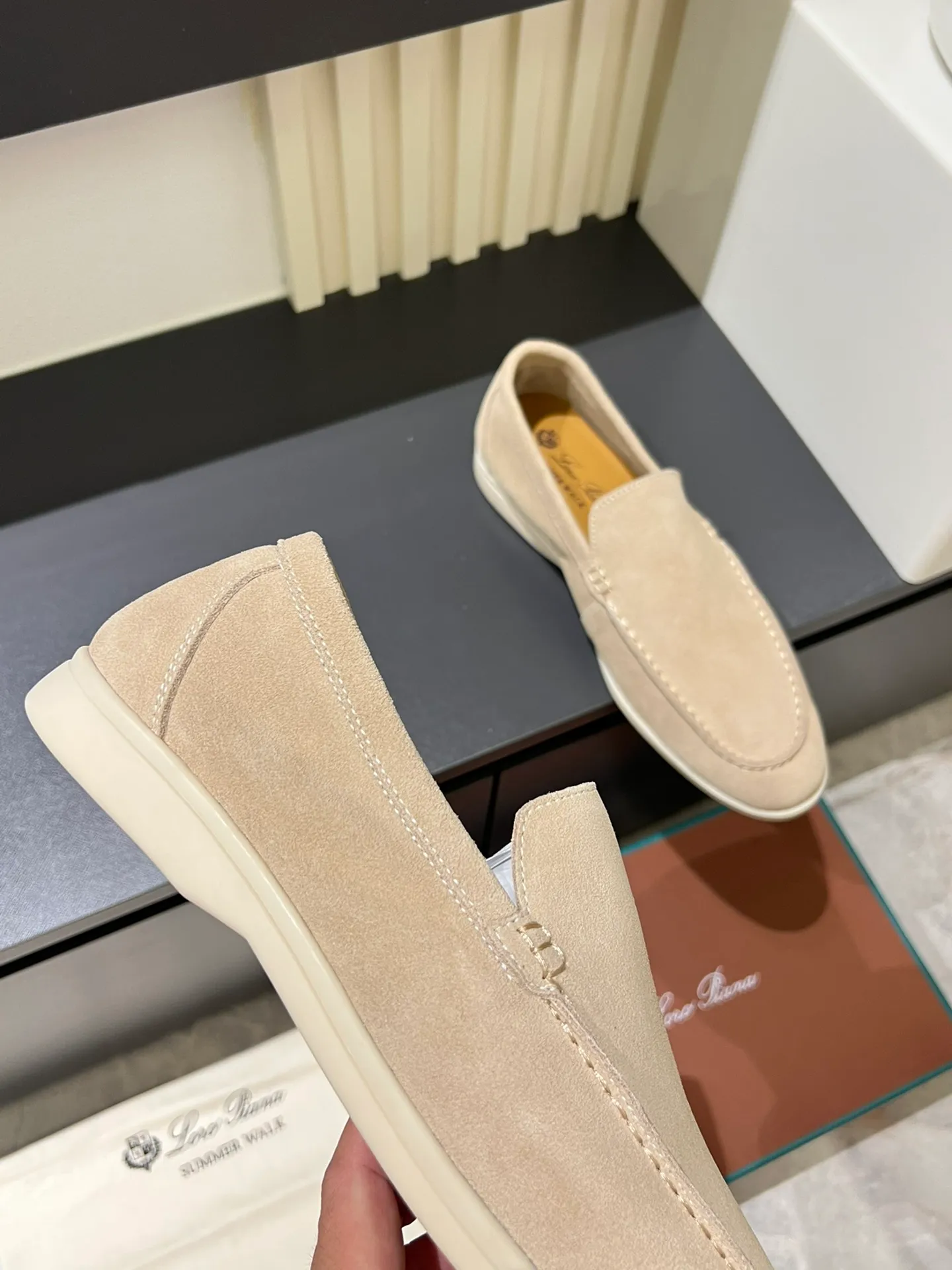 Men's shoes 💰p360 "Loro men's shoes 💰pian'*" Classic L men's shoes for couples 💰p Top version British flat loafers, a must-have item in old money style, the minimalist design is eye-catching and durable, a plus point for dressing The soft foot feel and texture are outstanding. They don’t scratch your feet and are very nice. They are matched with soft and waxy soles. They can be worn daily for a long time without getting tired. They are easy to wear, versatile and classic items, with perfect foot feel and texture! Imported cashmere fabric, the lining is made of imported A-grade water-dyed cow lining, the top version of the genuine leather midsole is sewn with pure handmade mark thread! Size: Female 35-40 (34. Customized) Male 38-44 (45.46. Customized)